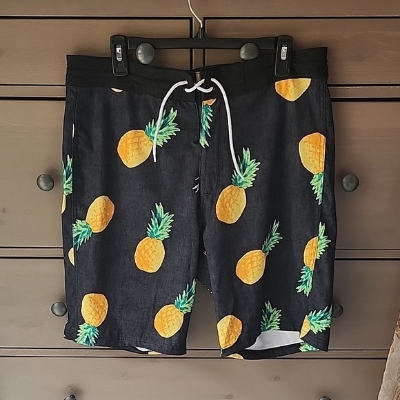 OLD NAVY CALIFORNIA Pineapple Print Men's Swim Shorts SIZE 34 - Picture 1 of 9